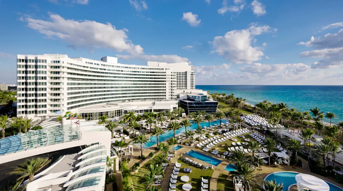 Aerial view of Fontainebleau Miami Beach hotel with pools, beach, and ocean in Miami.