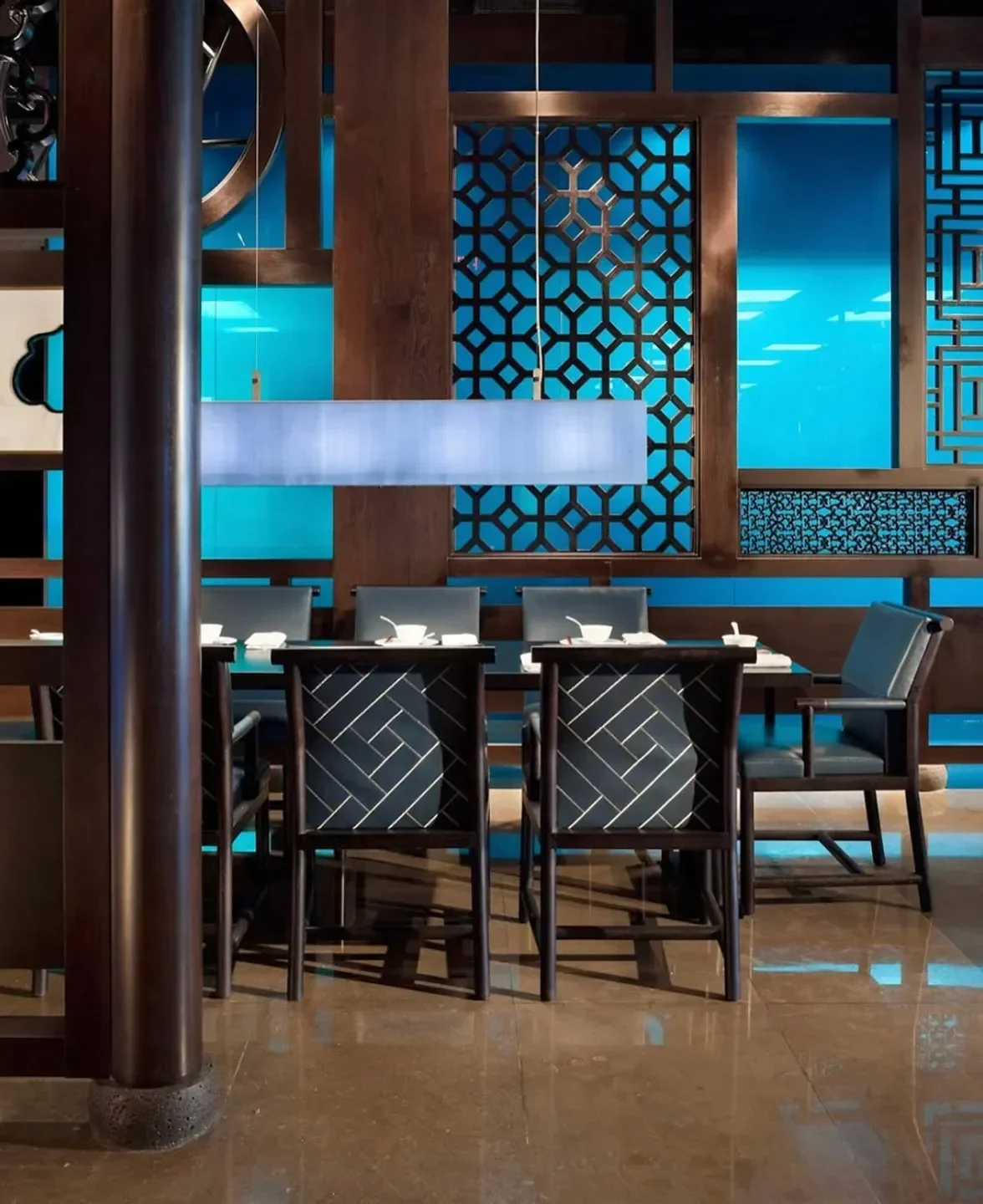 Elegant dining at Hakkasan Miami, showcasing stylish decor and sophisticated ambiance.
