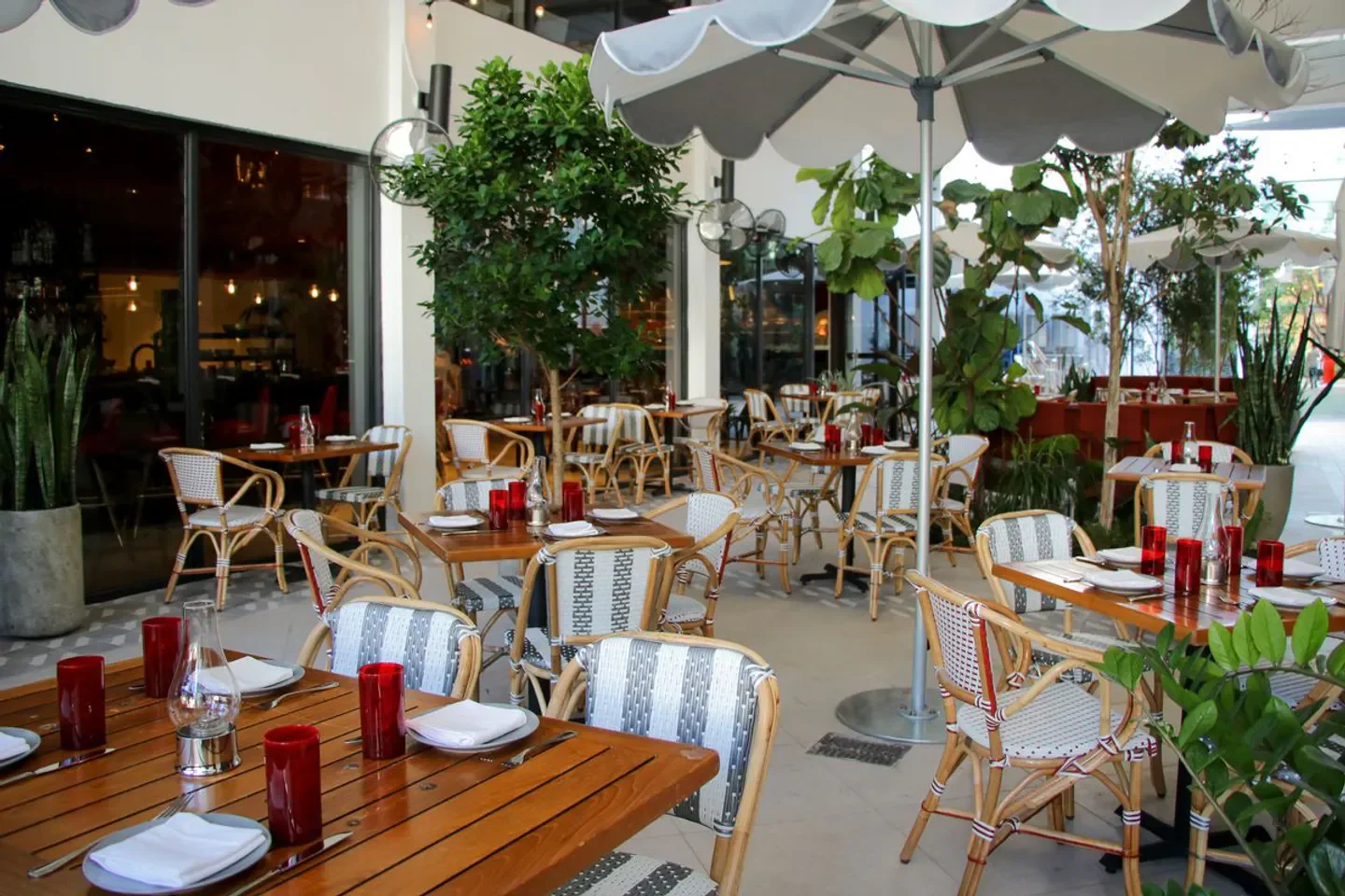 Outdoor dining at Michael's Genuine Food & Drink in Miami, featuring stylish seating.