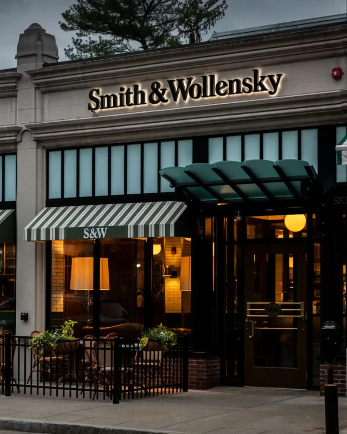 Exterior of Smith & Wollensky - Miami, featuring a striped awning and outdoor seating in Miami.